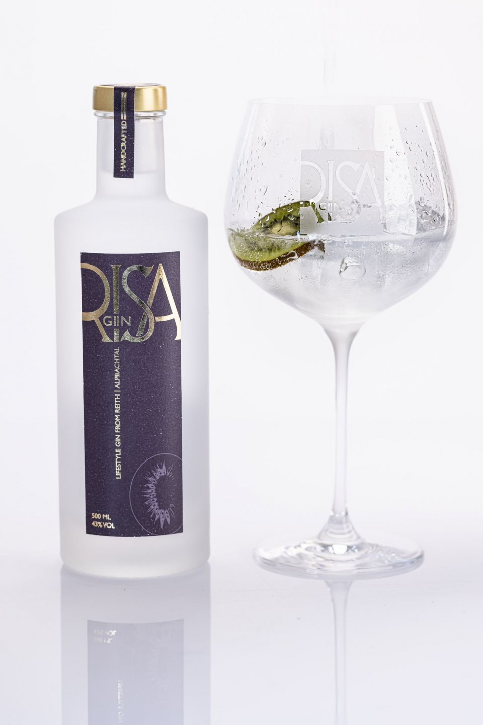 Risa Gin in Flasche und Glas
