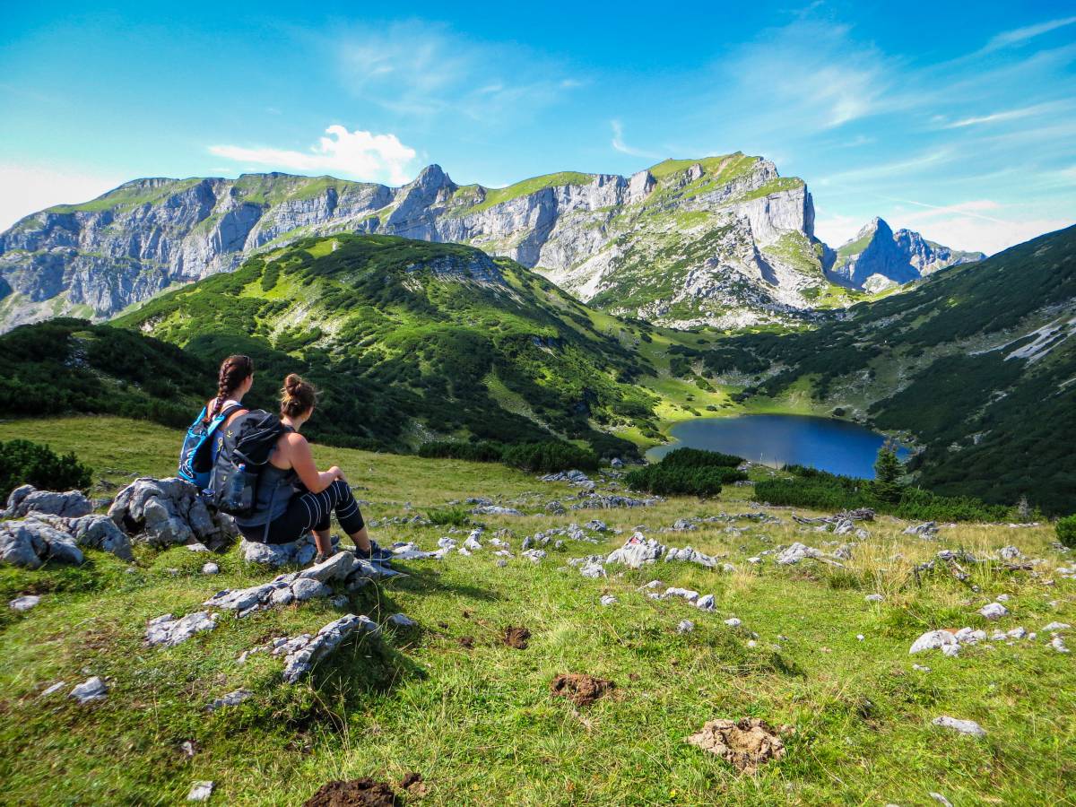 Zwei Wanderer genießen den Ausblick auf den Ziereiner See im Alpbachtal